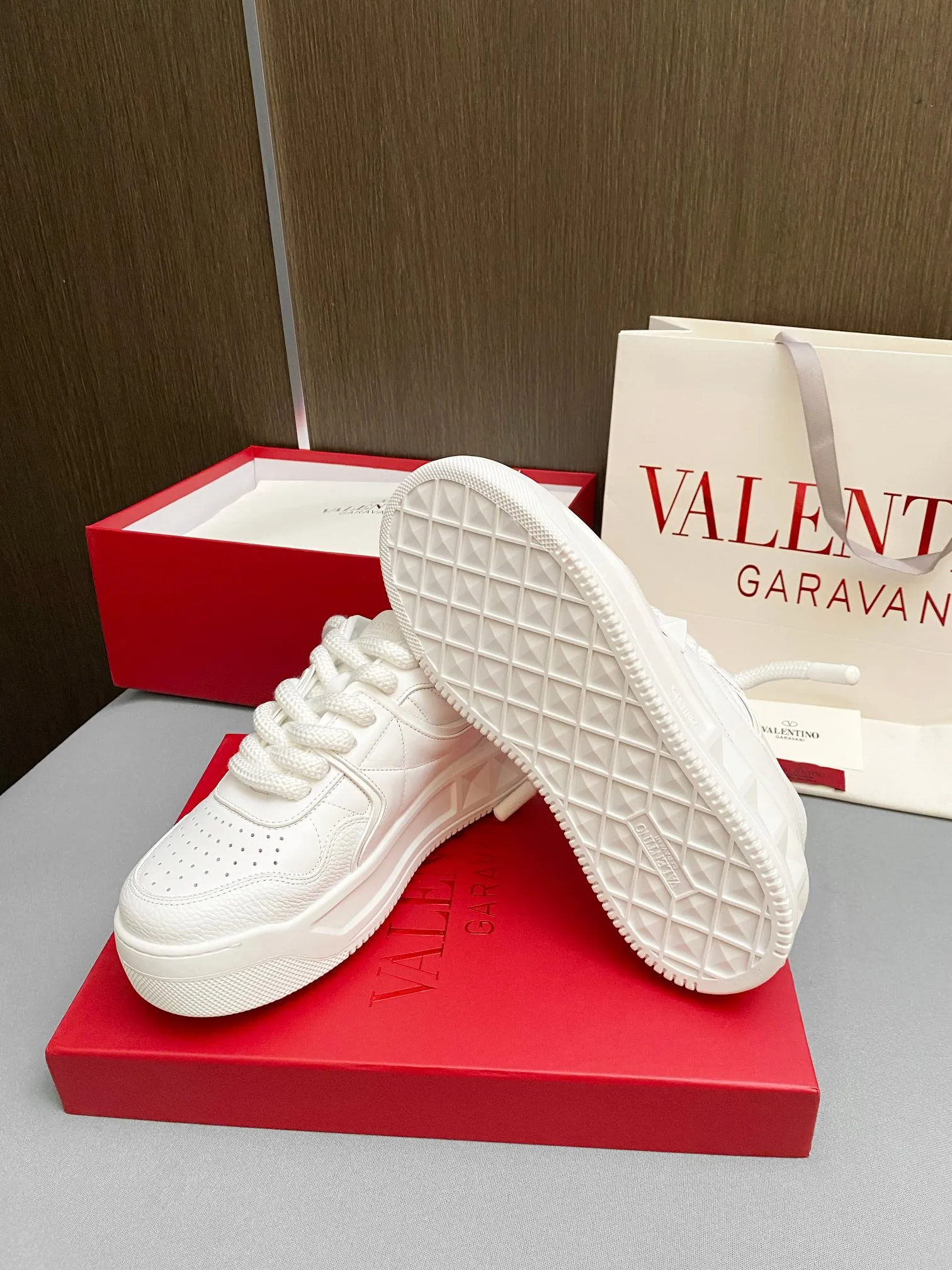 👟👟Ex-factory price 640👟👟 Women's shoes, women's clothing, women's shoes factory 🔺Valentino🔺Valentino New casual shoes 2023 latest model hot style for catwalk couples Thick shoelaces, the same style as Elsa Hosk, Zhang Yixing, Guan Xiaotong and many other stars 🔥 Top version + lasting process, uppers are fully oiled. Fabric: Customized cowhide + cowhide lining with breathable mesh. Outsole: Original molded T👟👟Ex-factory price U thickened outsole. Size for women is 35-40. Men’s is 39-45.